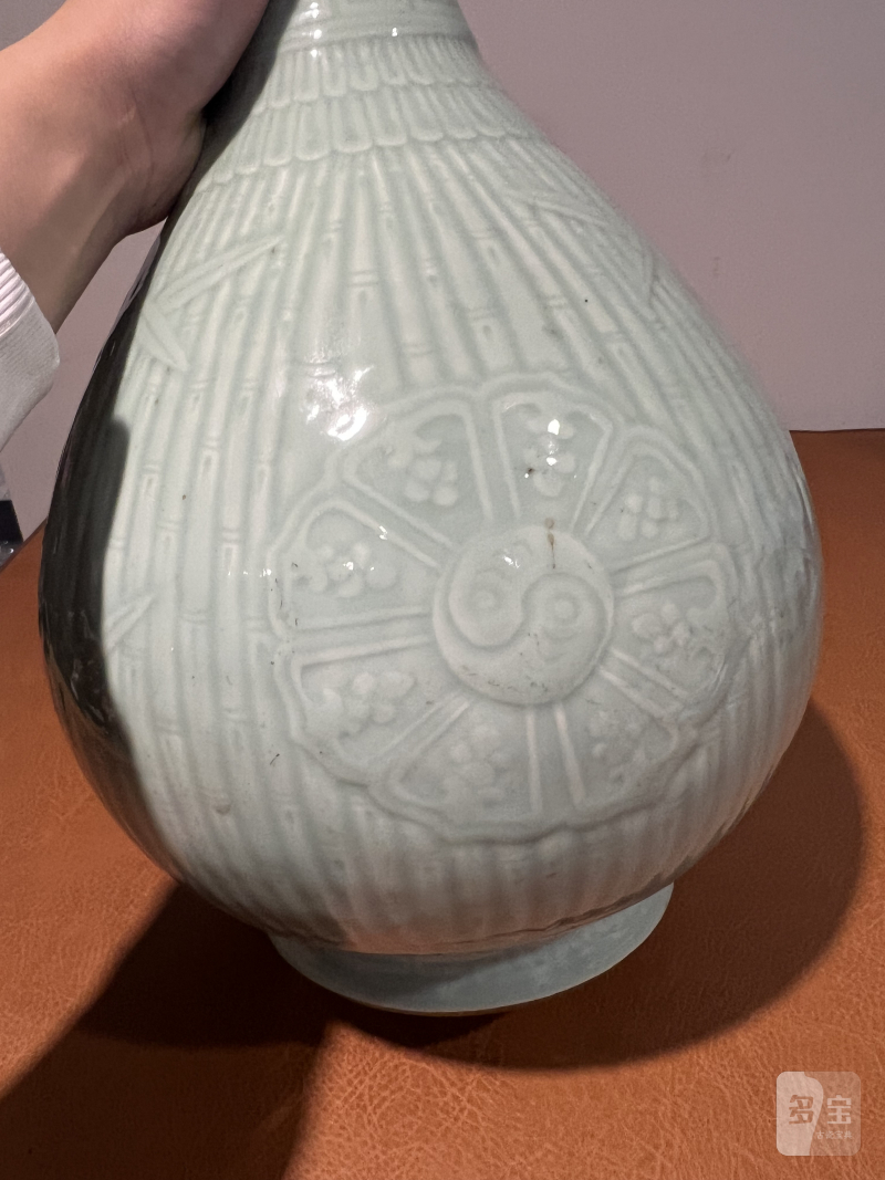 清乾隆 粉青釉暗刻竹节八卦纹胆瓶 - 图5